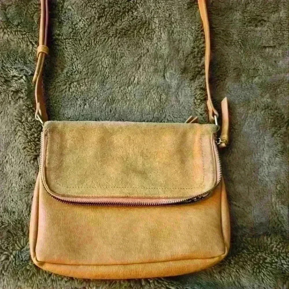 Antik kraft crossbody purse yellowish gold color